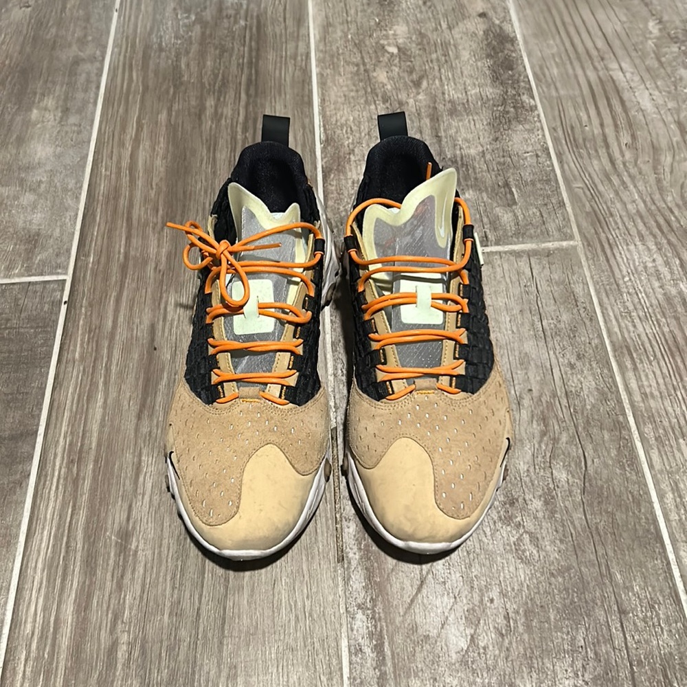 Bearly worn,  great condition ,bought two years ago